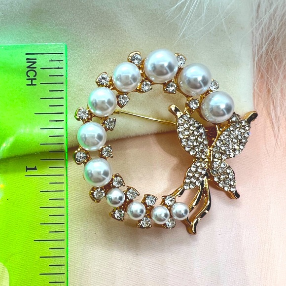 Elegant Gold Tone Simulated Pearls Brooch Butterfly - Picture 4 of 5
